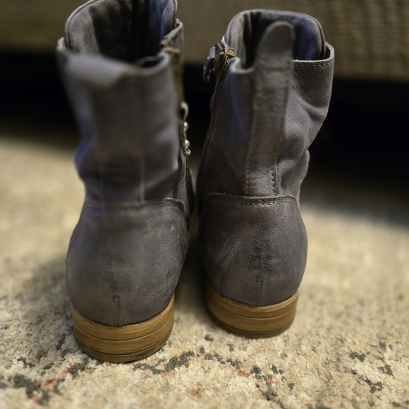 MJUS Art Silver Button Leather Ankle Boots - Picture 5 of 14